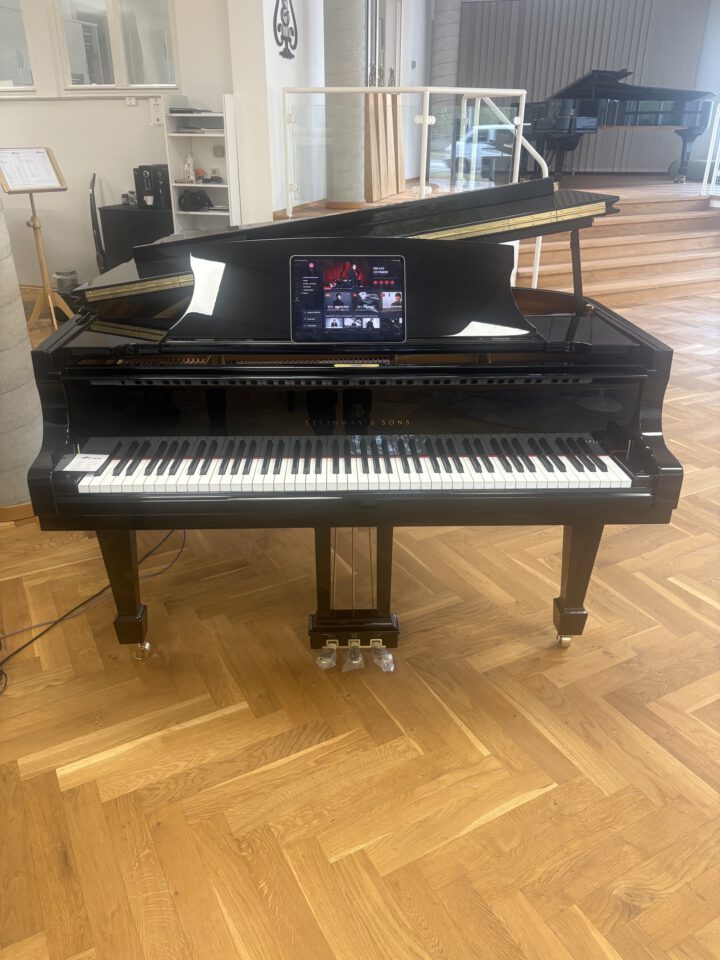 Steinway & Sons Flügel B 211 Spirio R